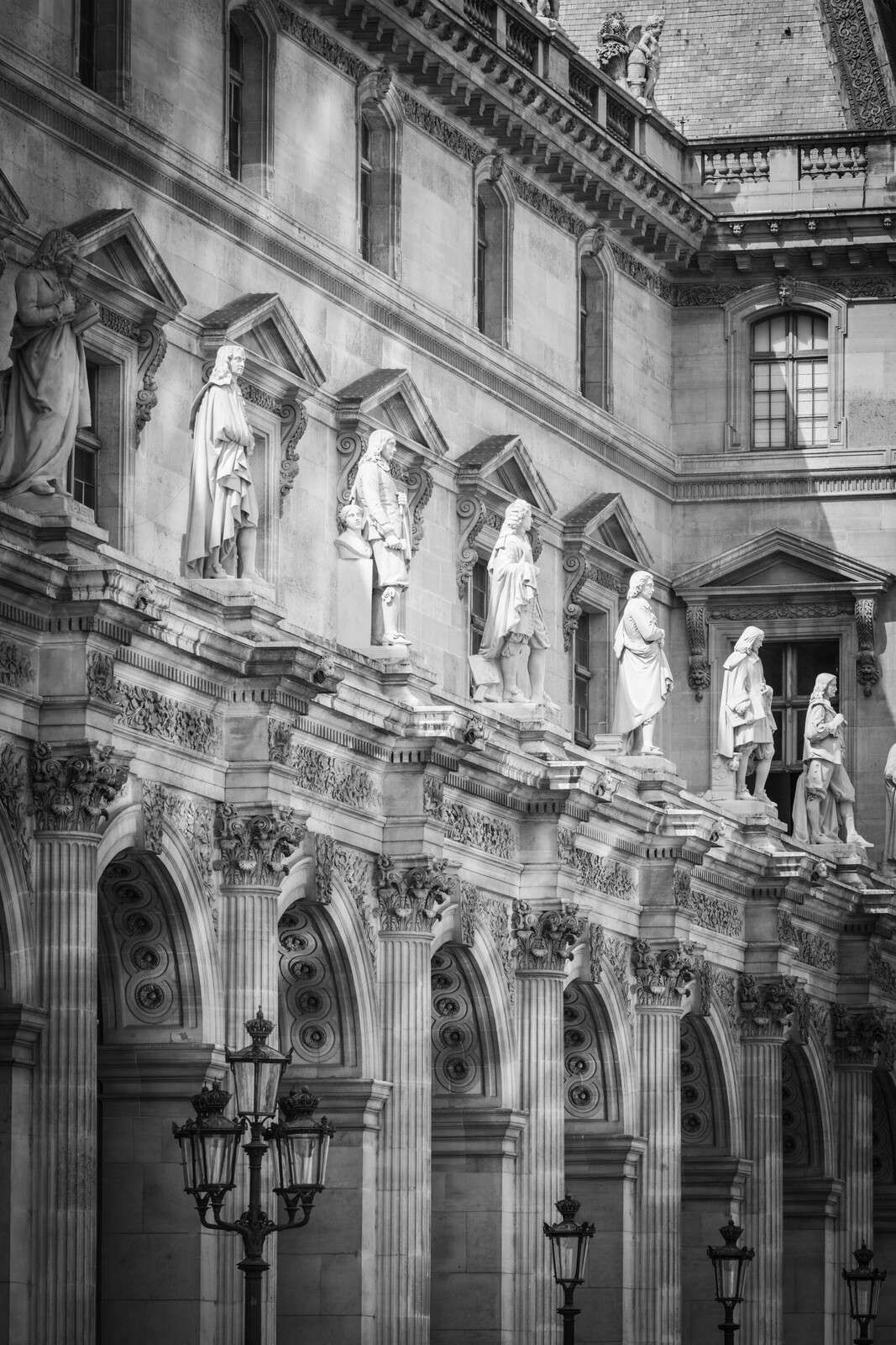 Klassisk facade med række af statuer