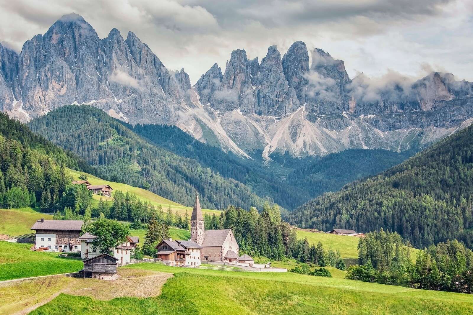 Alpendorp i grønn dal