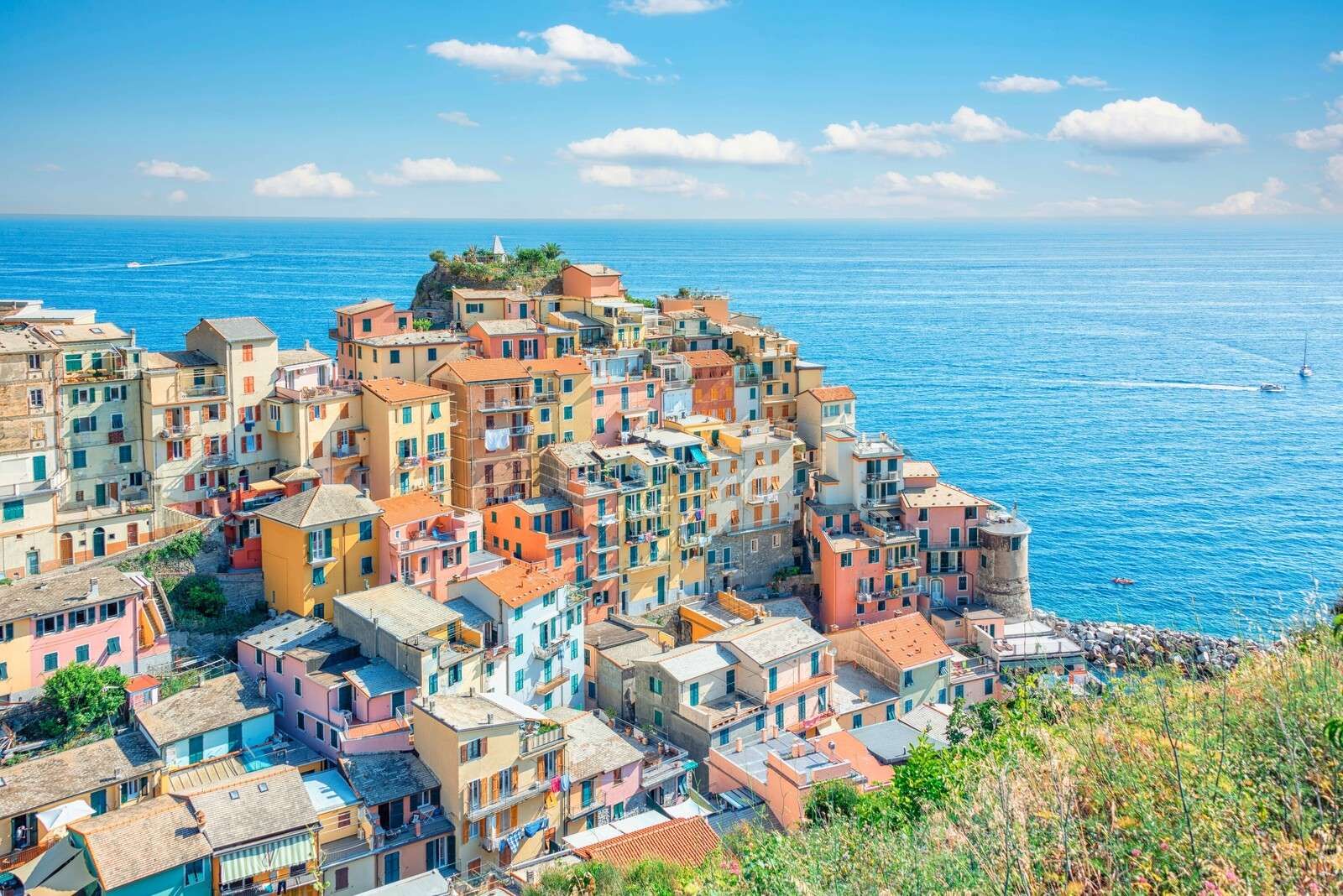 Pastellkyst under azurblå himmel