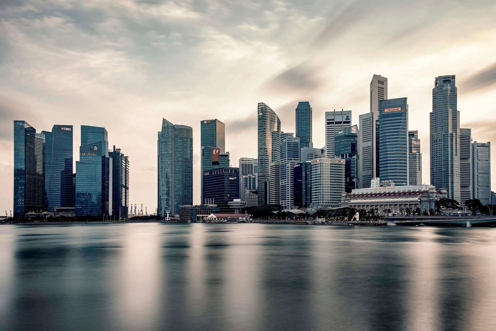 Byrefleksion ved stille skyline