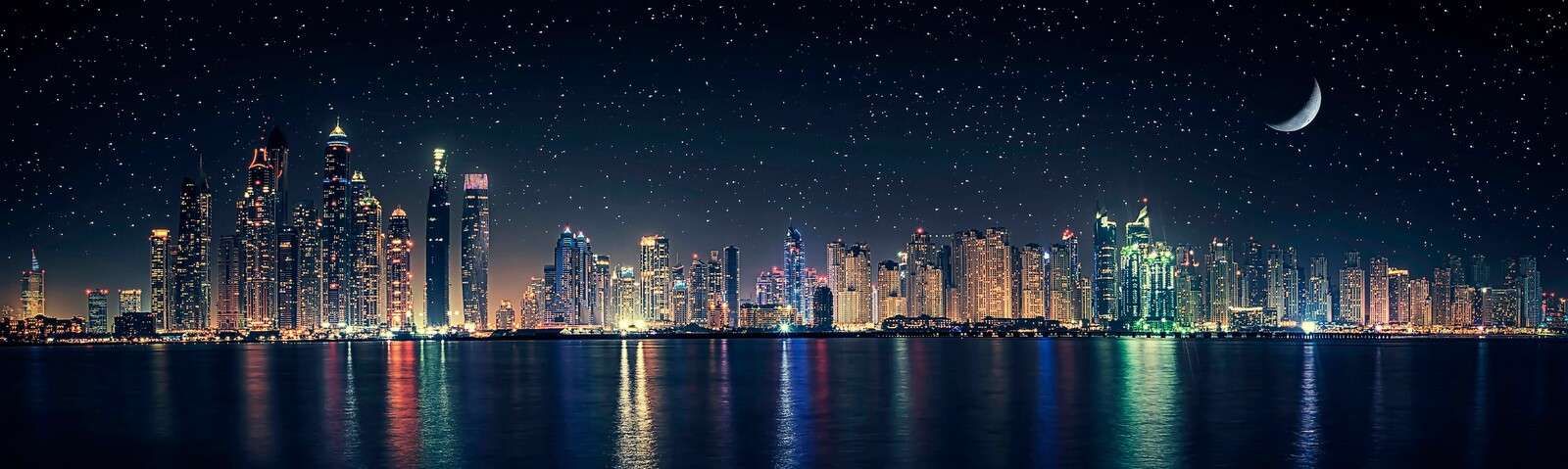 Månljus över glittrande skyline