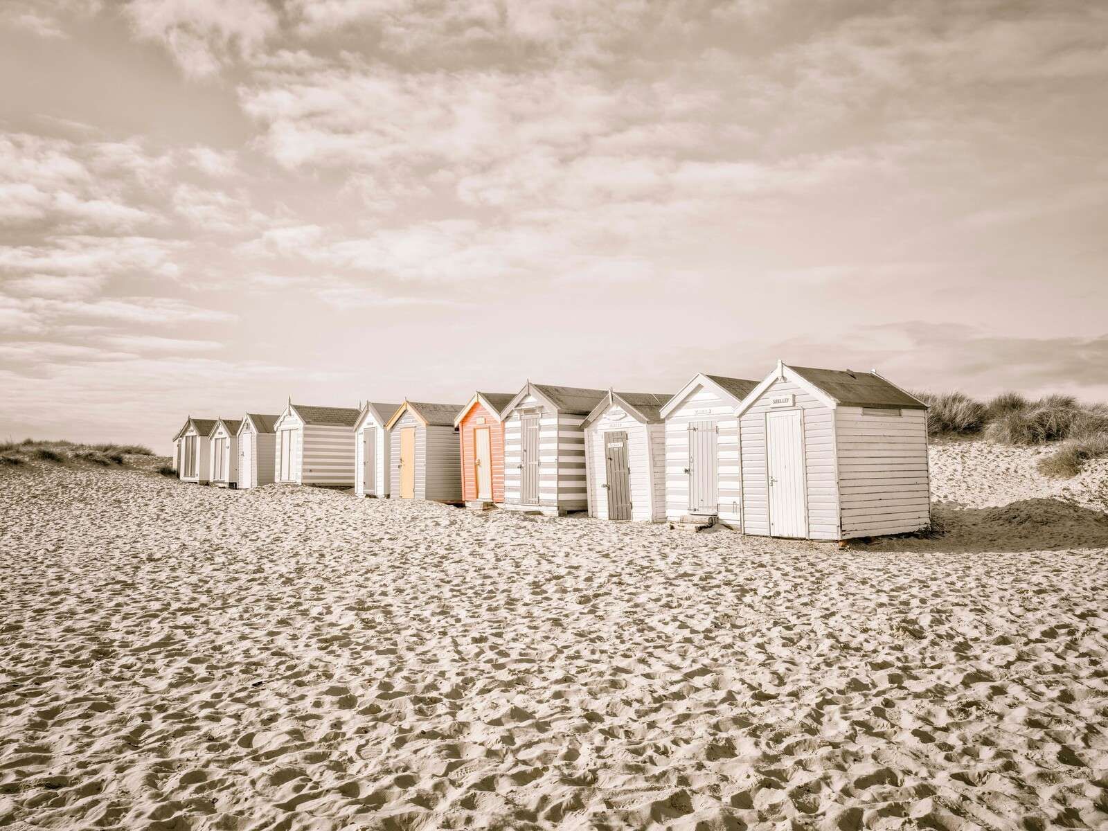Strandhuse på roligt klitstrand