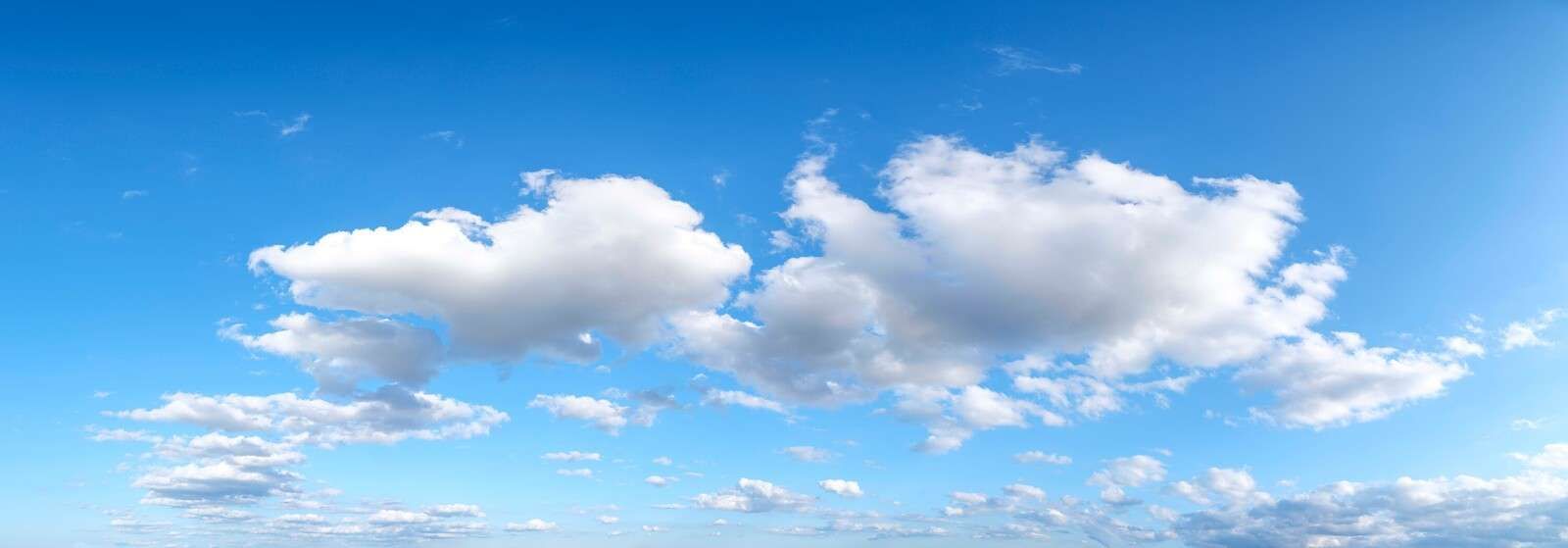 Hvide skyer i blå himmel