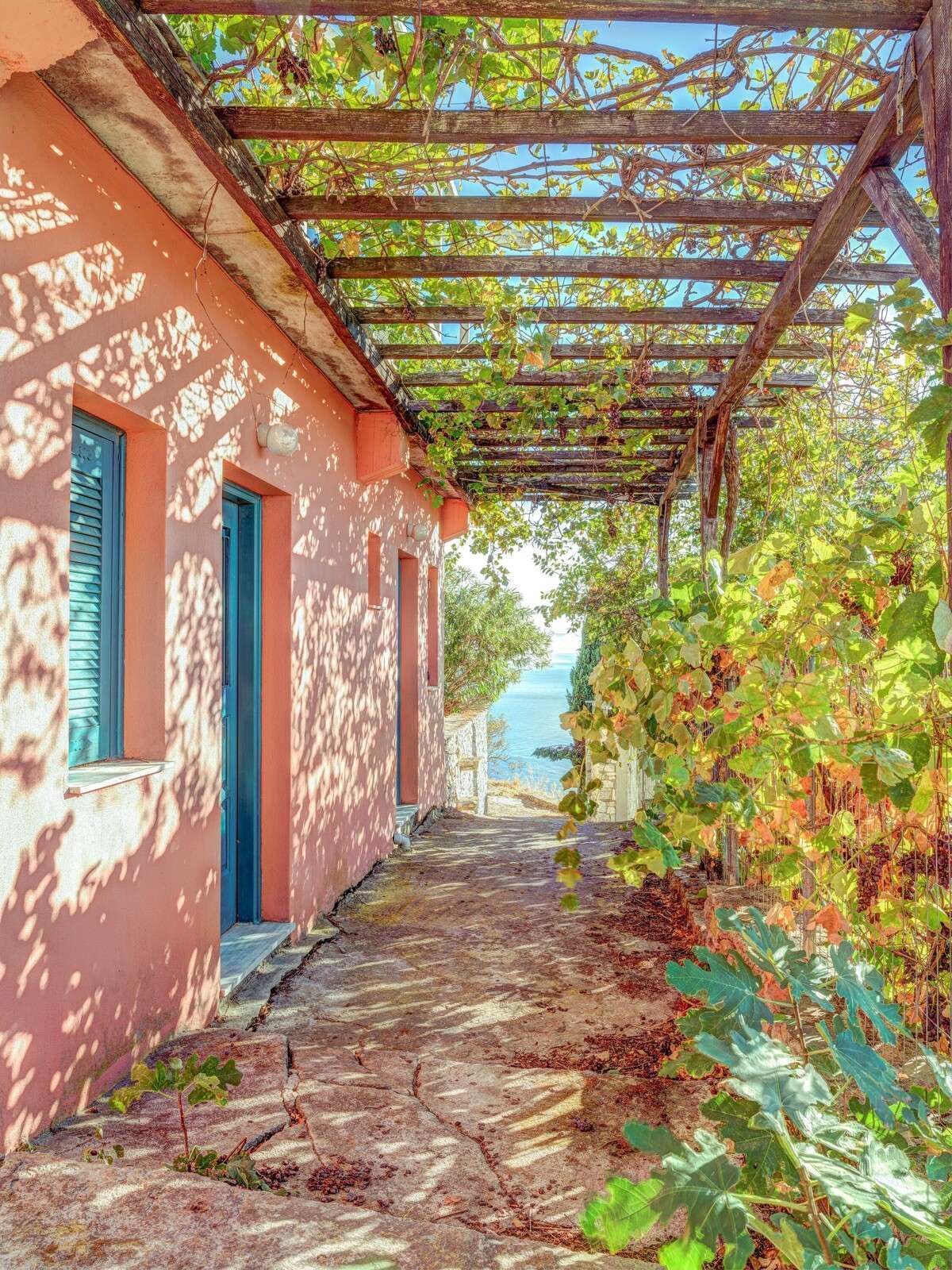 Mediterransk pergola med havudsigt