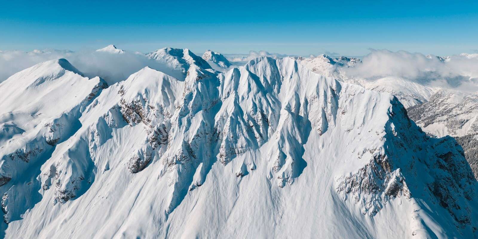 Iskledde bergtopper i vinterlys