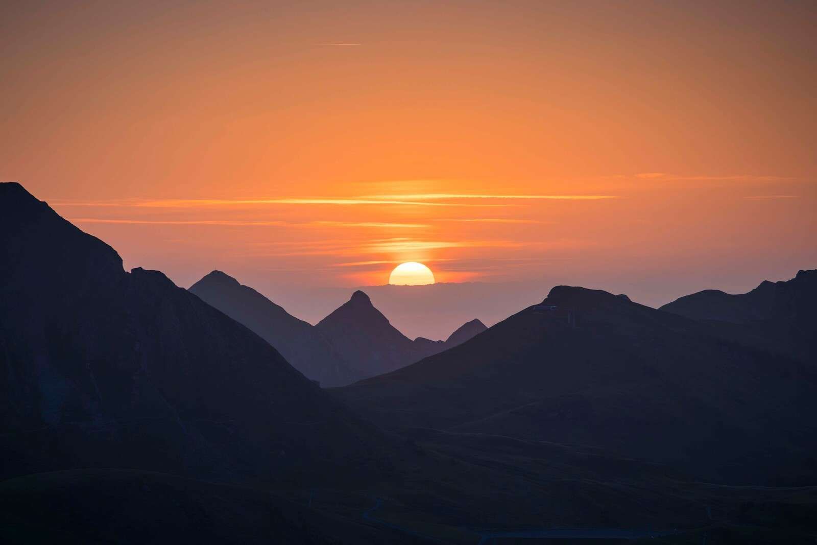 Solnedgang mellem bjergtoppe