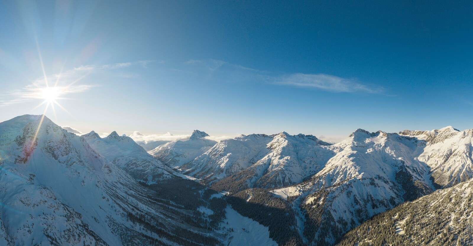 Vintersol over fjelldal